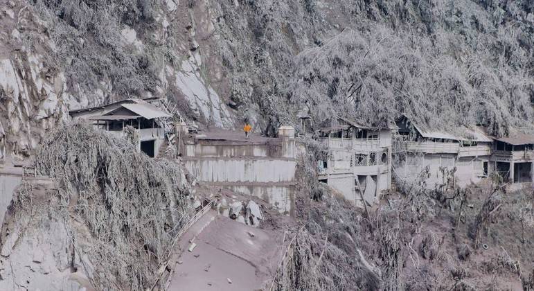 As cinzas da erupção cobriram casas e árvores nas proximidades do monte Semeru
