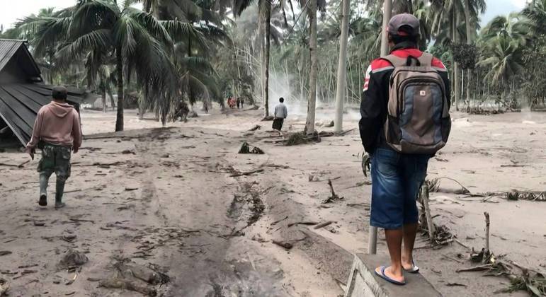 Moradores deixam vila em Java que foi soterrada pelas cinzas do monte Semeru
