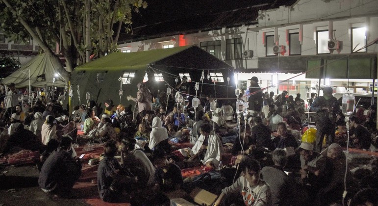 Centenas de pessoas são atendidas em ambulatórios improvisados na Indonésia