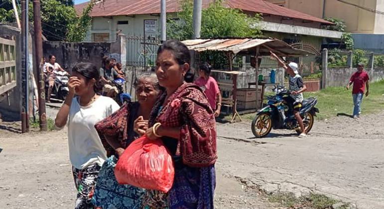 Mulheres saem de suas casas após um terremoto atingir o leste da Indonésia