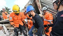 Equipes de resgate procuram sobreviventes após terremoto na Indonésia