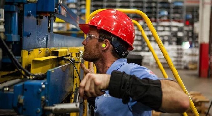 Para 2023, a previsão de crescimento do PIB caiu de 2,1% para 1,2%