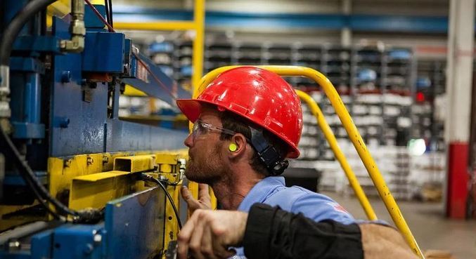 Crescimento da produção industrial impulsiona a geração de empregos no país