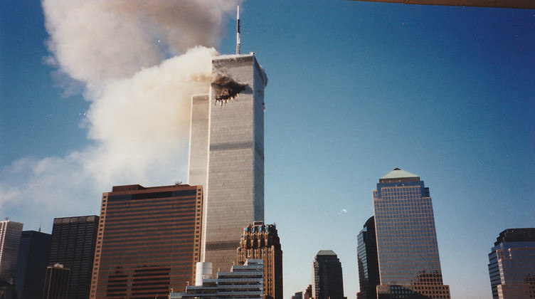 Por isso, quando ele abriu o álbum que estava entre os pertences de sua avó há alguns anos, ele se surpreendeu. Dentro, havia 38 fotos que mostravam ângulos inéditos tirados depois que o segundo avião atingiu a torre Norte do WTC