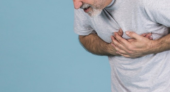 Dor no peito é um dos sintomas do infarto, mas não da parada cardíaca