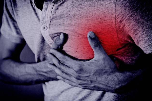 InfartoO infarto agudo do miocárdio é a obstrução de alguma artéria coronariana – por placas de gordura – que impede a chegada do sangue ao coração. Os sintomas são diversos, mas uma dor intensa no peito, como se houvesse uma pressão, é comumente relatada. Também pode surgir suor frio, dor que irradia para o braço esquerdo, enjoo, entre outros. Trata-se de ume emergência que requer atendimento médico o mais rápido possível