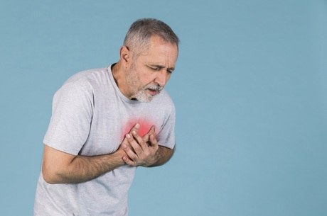 Dor forte no peito é o principal sintoma de infarto