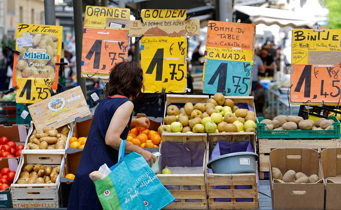 InflaçãoA alta dos preços que já assola as famílias argentinas háalguns anos também fica evidente na disputa contra a França. No acumulado dos 12meses finalizados em novembro, a inflação dos hermanos foi de 92.4%, contraalta de 6,2% na França