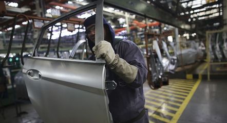 Produção industrial cresceu 4 pontos em março