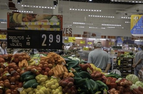  Consumidores pesquisam preços em supermercado