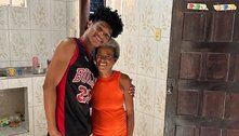 Influencer expõe abuso sofrido na infância, e quer reaver casa que deu de presente à mãe