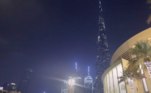 A conta oficial do Burj Khalifa no Twitter compartilhou o vídeo e escreveu parabenizando o casal pela notícia de que teriam um menino