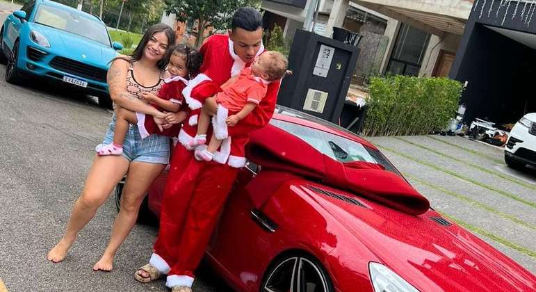 Influenciador Chrys Dias emociona web dando carro de luxo para mulher