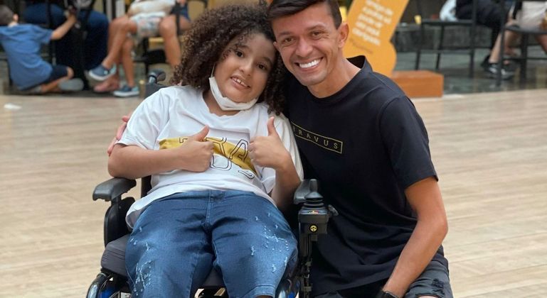 Criança recebeu do jovem uma cadeira de rodas motorizada