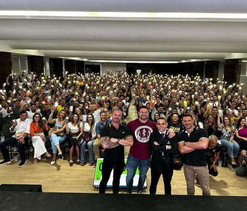 Cariani está à frente da marca Max Titanium Suplementos e também vende cursos para ajudar seus clientes a conquistar o corpo dos sonhos, com boa alimentação e muita motivação