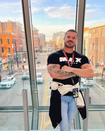 O suspeito ainda é sócio da empresa Anidrol Química, localizada em Diadema, na Grande São Paulo — que também é alvo de um mandado de busca e apreensão