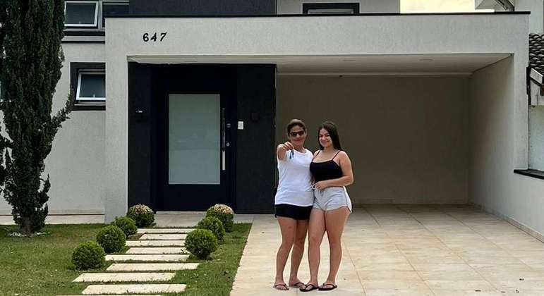 Influenciadora Débora Paixão realiza sonho e presenteia mãe com casa nova