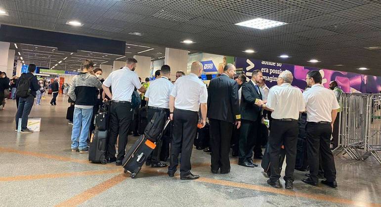 Pilotos e comissários no saguão do Aeroporto de Brasília no primeiro dia de greve