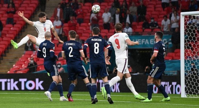 A muralha azul da Escócia, diante do ataque estabanado da Inglaterra