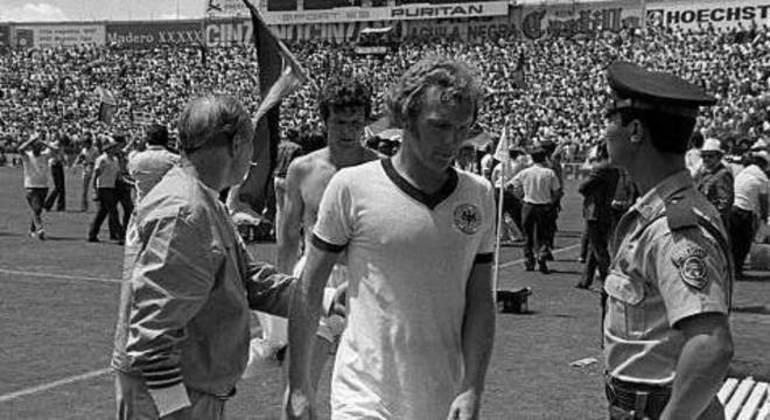 Bobby Moore, capitão da Inglaterra eliminada, com a camisa da Alemanha vencedora