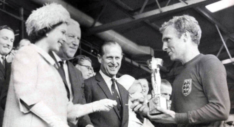 Em 1966, Elizabeth II, Stanley "FIFA" Rous, o Príncipe Philip e o capitão Bobby Moore