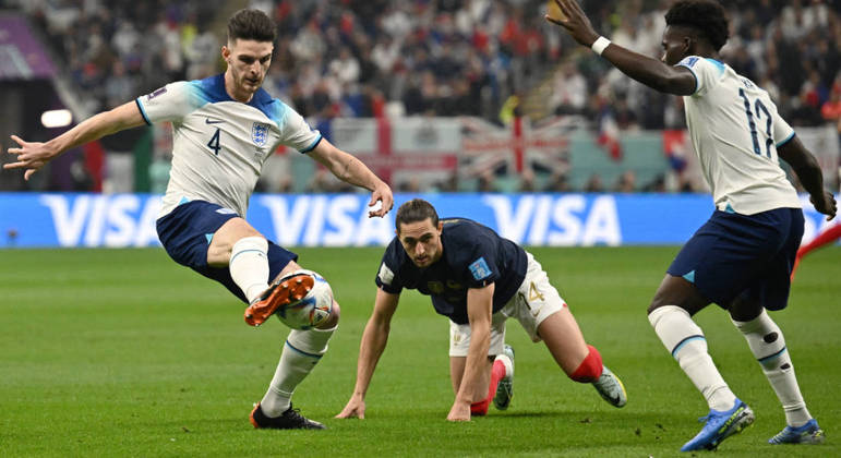 Inglaterra e França iniciam a disputa da última partida das quartas de final