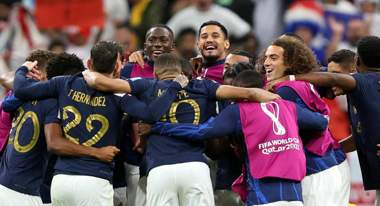 Jogadores da França comemoram a vitória sobre a Inglaterra nas quartas de final da Copa do Mundo