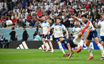 Giroud tenta finalização no começo da partida contra a Inglaterra