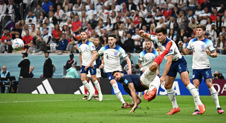 Giroud tenta finalização no começo da partida contra a Inglaterra