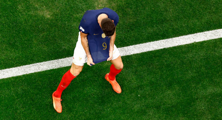 Giroud comemora o gol que colocou a França novamente na frente do placar