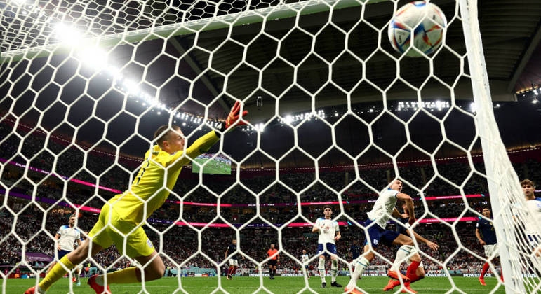 Giroud marca o segundo gol da França diante da Inglaterra