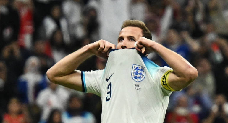 Kane lamenta pênalti perdido na partida entre Inglaterra e França