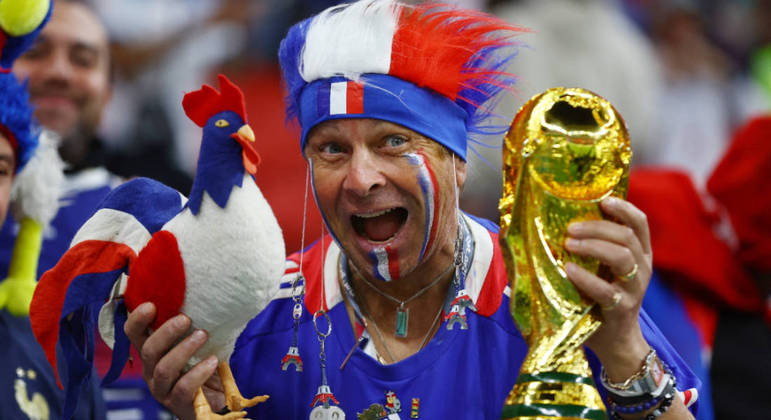 Torcedor francês mostra confiança antes da partida contra a Inglaterra
