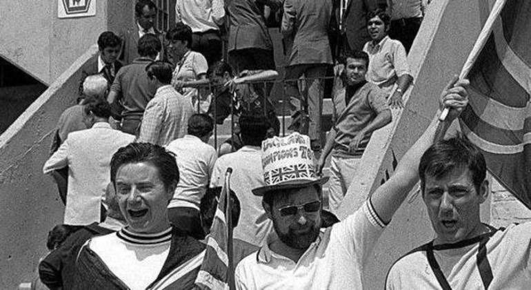 Os britânicos, à saída de Inglaterra 0 X 1 Brasil