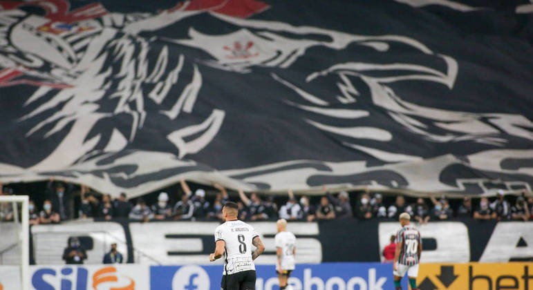 Torcida corintiana abre o bandeirão em jogo do clube em casa