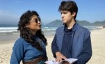 Enquanto isso, em outro ponto da praia, Ingrid Conte e Henrique Camargo estudam as cenas da próxima sequência de Naamá e Roboão na nona temporada