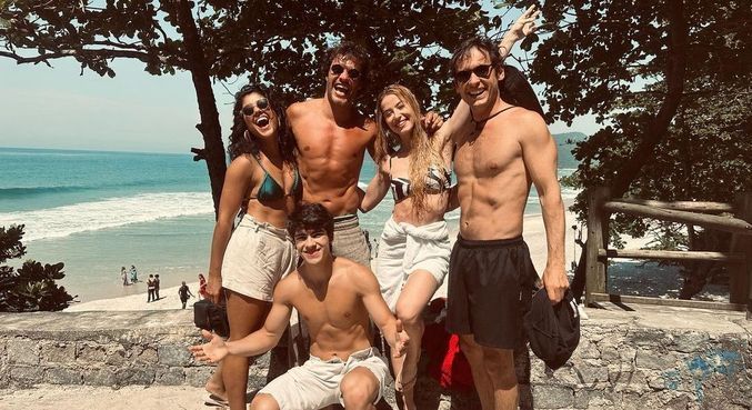Após a praia, o elenco curtiu um mergulho e compartilhou o registro nas redes sociais