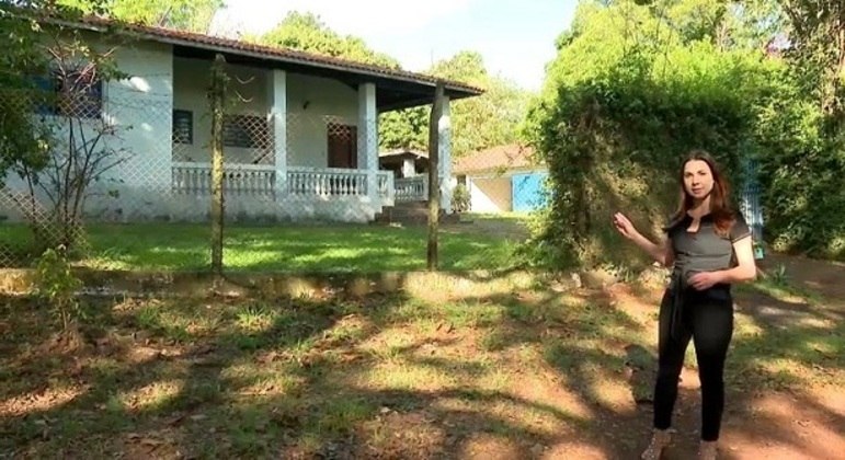 Repórter Ingrid Griebel durante as gravações da série “Vidas Aprisionadas”