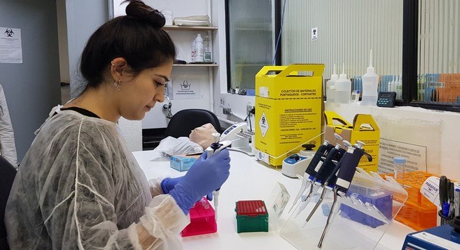 Ingrid no laboratório onde foi feito o sequenciamento genético do vírus do COVID-19