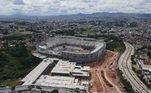 Iniciadas em abril de 2020, as obras da Arena MRV, novo estádio do Atlético-MG, estão avançando cada vez mais. A construção da arquibancada superior foi finalizada nesta segunda-feira (7). Com isso, o novo estádio está cerca de 48% concluído. A arena está sendo construída nas proximidades do bairro Califórnia, região Noroeste de Belo Horizonte, com capacidade para 46 mil torcedores. A inauguração está prevista para março de 2023 e o custo estimado das obras é de R$ 560 milhões. Veja imagens atuais da obra - e como o estádio ficará, ao fim da galeria!