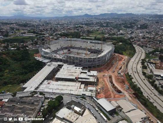 Iniciadas em abril de 2020, as obras da Arena MRV, novo estádio do Atlético-MG, estão avançando cada vez mais. A construção da arquibancada superior foi finalizada nesta segunda-feira (7). Com isso, o novo estádio está cerca de 48% concluído. A arena está sendo construída nas proximidades do bairro Califórnia, região Noroeste de Belo Horizonte, com capacidade para 46 mil torcedores. A inauguração está prevista para março de 2023 e o custo estimado das obras é de R$ 560 milhões. Veja imagens atuais da obra - e como o estádio ficará, ao fim da galeria!