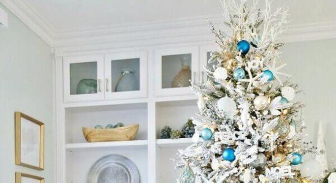 Inove e traga tons de azul e branco para as almofadas de Natal