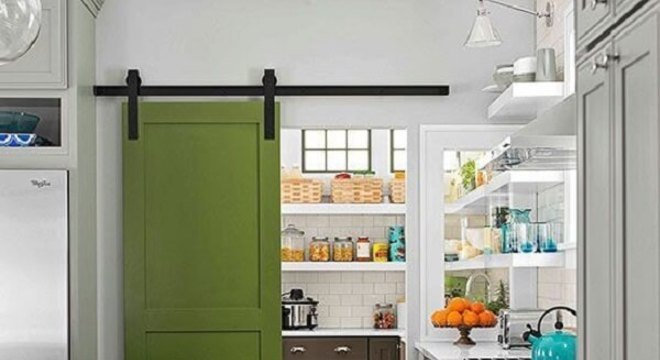 Inserir uma porta de correr com as ferragens aparentes traz personalidade ao ambiente