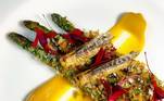 Gafanhoto frito servido com aspargos grelhados e flores comestíveis, do chef Joseph Yoon