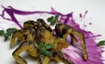 Tempurá de tarântula, uma das criações do chef Joseph Yoon. Segundo o próprio, tem gosto de caranguejo