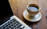'O café tira o sono, mas não precisa tirar da dieta. É
preciso dosar até que horas posso tomar. O café demora em média 6 horas para
sair do organismo, mas a última xícara de café seja até as 14h. Se você gosta
do sabor, toma um descafeinado. Evite a bebida, remédios,
doces, tudo que tenha cafeína a partir desse horário', sugere o psiquiatra