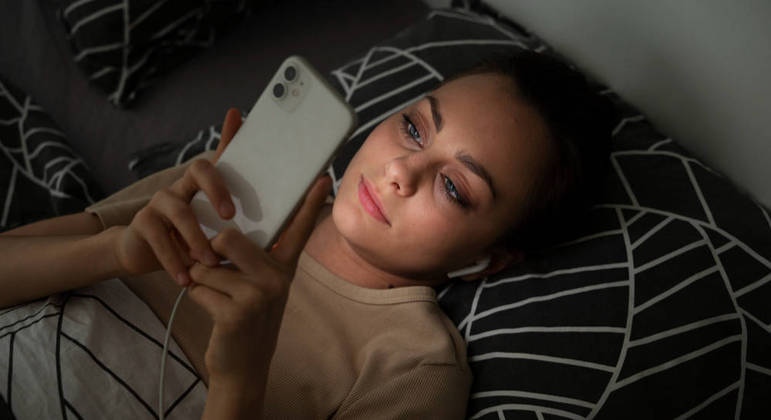 Uso de telas antes de dormir é uma das causas da insônia