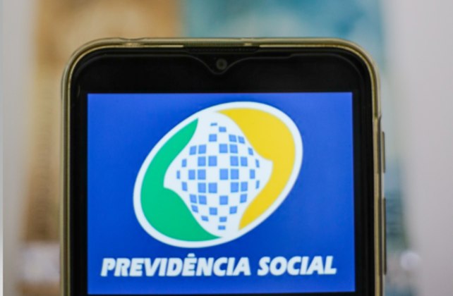 PE - COLEÇÃO ESPECIAL, APLICATIVOS DO GOVERNO - GERAL - COLEÇÃO ESPECIAL, APLICATIVOS DO GOVERNO - Aparelho de telefone celular (smartphone) exibindo o aplicativo da previdência social é visto em fotos captadas nesta segunda-feira (27) na cidade de Recife. A previdência social é o sistema público que garante aposentadoria dos brasileiros, gerenciado pelo Instituto Nacional do Seguro Social (INSS). 27/12/2021 - Foto: RAFAEL VIEIRA/AGIF - AGÊNCIA DE FOTOGRAFIA/AGIF - AGÊNCIA DE FOTOGRAFIA/ESTADÃO CONTEÚDO