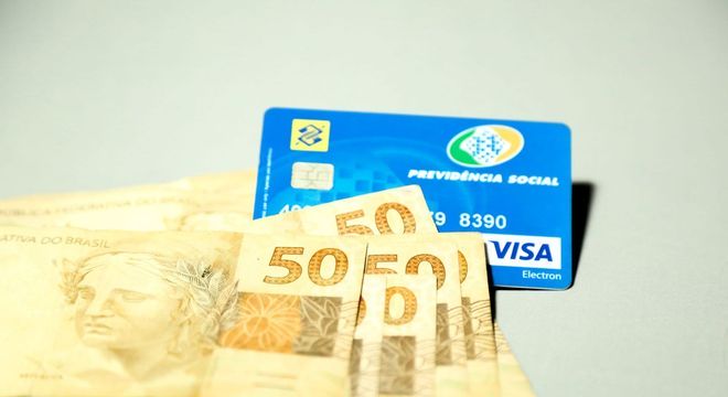 Primeira parcela do 13º antecipado começa a ser paga na sexta-feira (24)