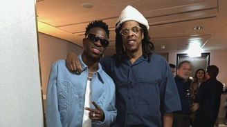 Vinicius Jr. posa com Jay-Z durante show de Beyoncé em Londres (Reprodução Instagram @vinijr)